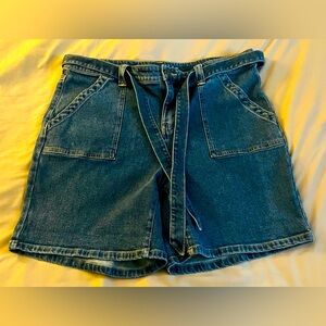 NWOT STYLE & CO Women’s Belted Denim Utility Shorts. Size: 14.